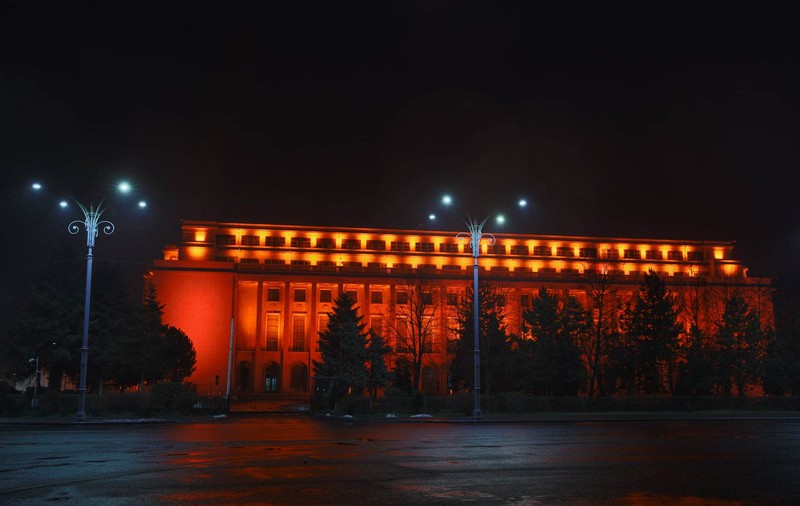 Palatul Victoria, luminat în portocaliu de Ziua Mondială a Luptei împotriva Cancerului