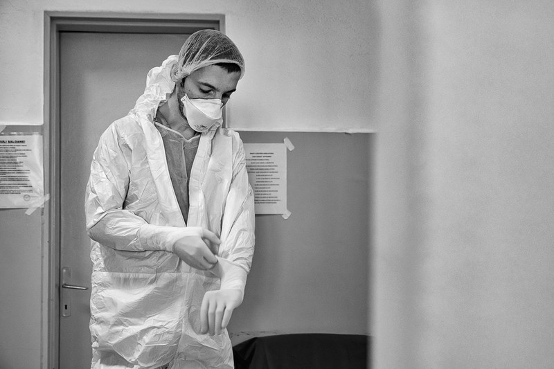 Medicul Adrian Costache se echipează pentru a intra în zona roşie
