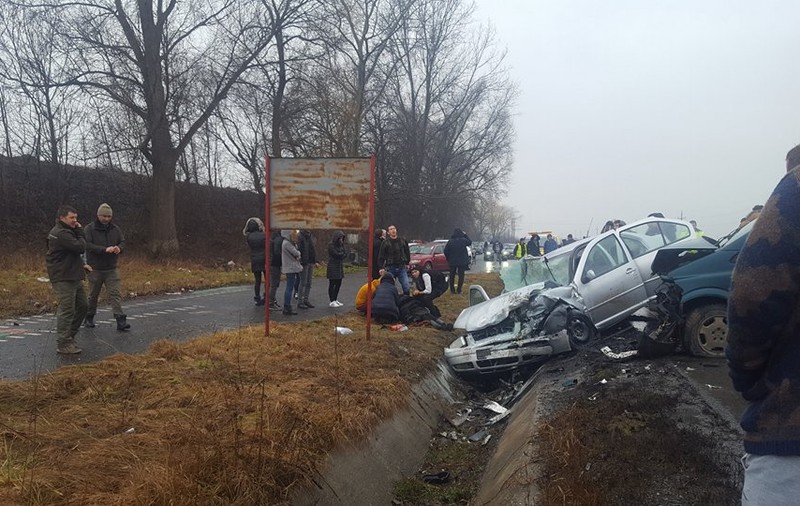 Peste 20 de oameni, implicați în accidente grave pe șosele. Patru copii au fost răniți