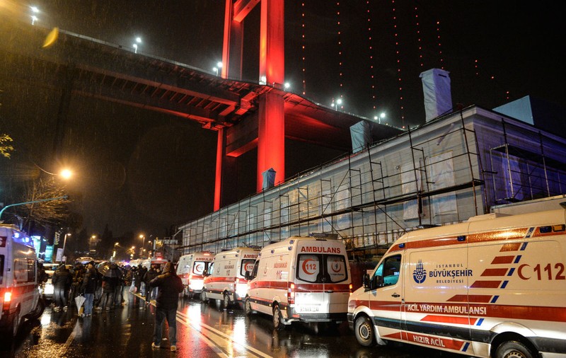 UPDATE. Atac sângeros într-un club din Istanbul, în noaptea de Revelion. ISIS a revendicat atacul. Poliția turcă a publicat noi imagini cu atacatorul