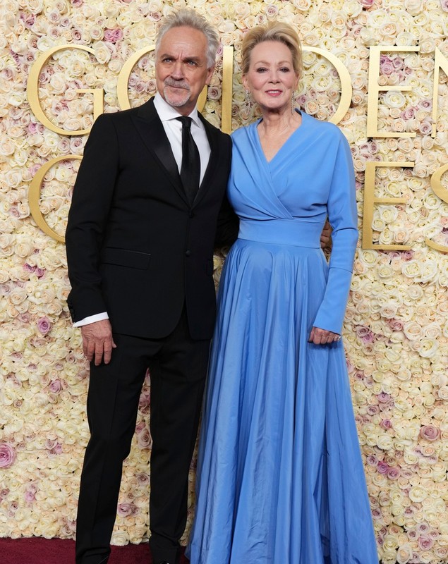 Jean Smart, câștigătoare a Globului de Aur 2025, a purtat pe covorul roșu o ținută creată de un designer român. Cât costă rochia