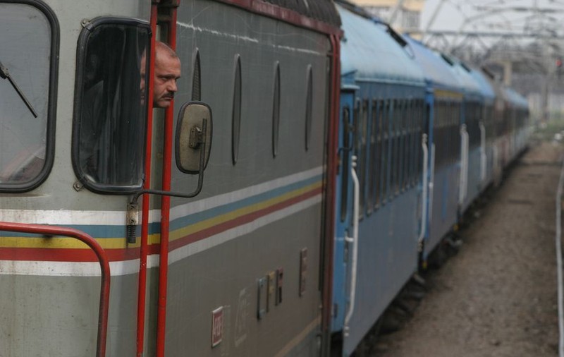 Panică în Neamţ! Un autobuz cu 20 de călători, lovit de tren!