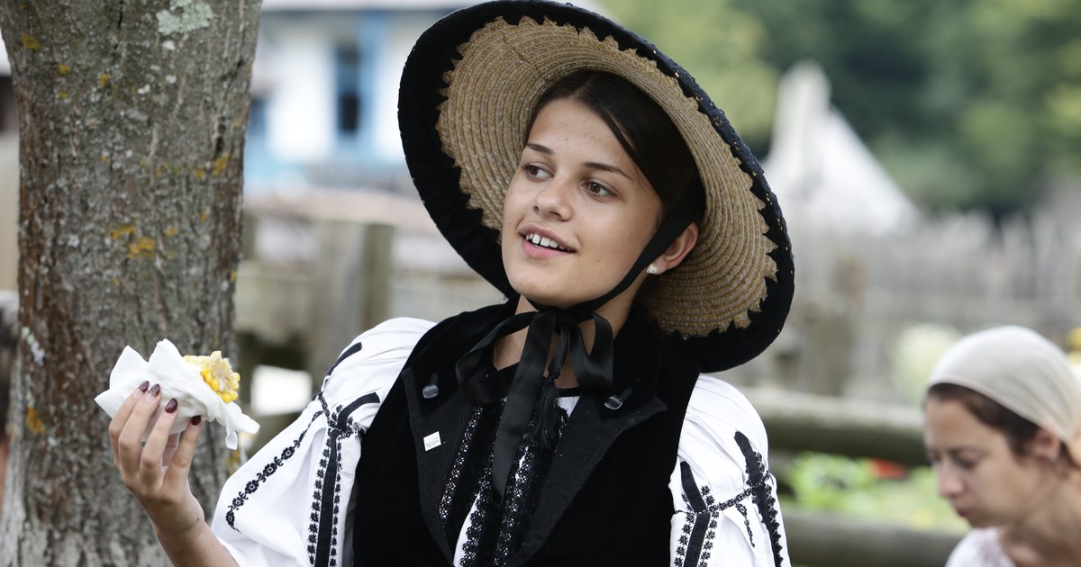 Târgul creatorilor populari are loc la Muzeul Astra din Sibiu. Fată în costum popular, la Târgul creatorilor populari de la Muzeul Astra din Sibiu