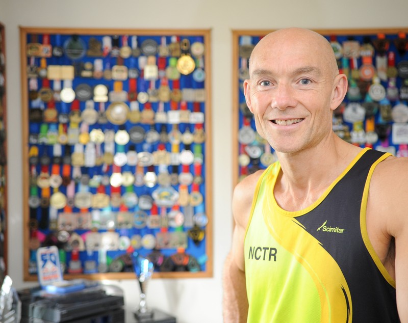 A alergat primul maraton pentru o halbă de bere, iar acum este la un pas de un record mondial