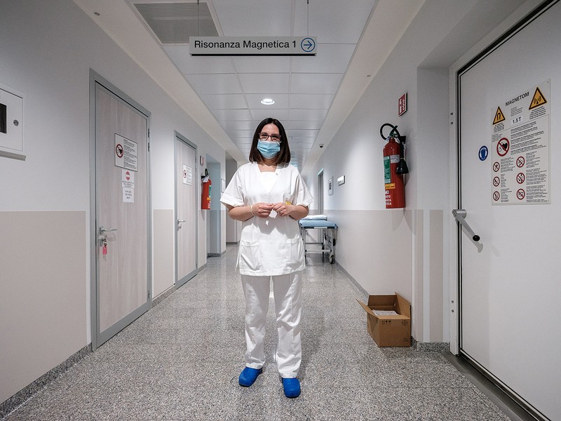 Asistenta medicală Călina Bănete în secția de radiologie la Spitalul P. Pederzoli din Peschiera del Garda, Italia, unde lucrează din 2005