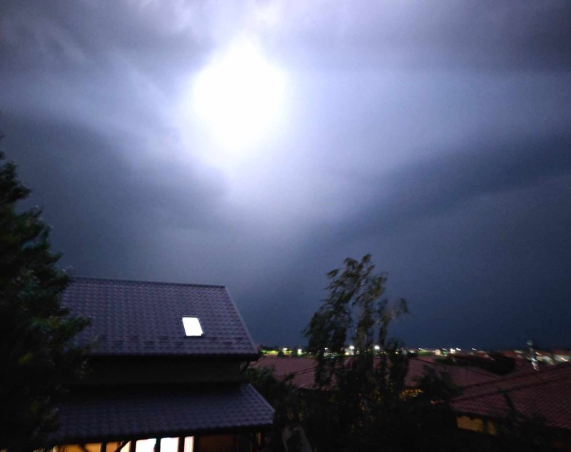 Cod roșu de furtună în București și în Ilfov: vijelie, grindină de mari dimensiuni, ploi torențiale. Curse aeriene deviate spre Bulgaria. A fost emis mesaj prin Ro-Alert