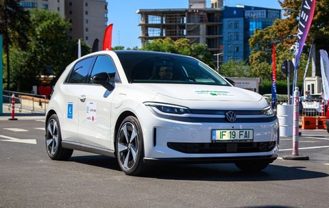 masina alba volkswagen in parcarea unui mall