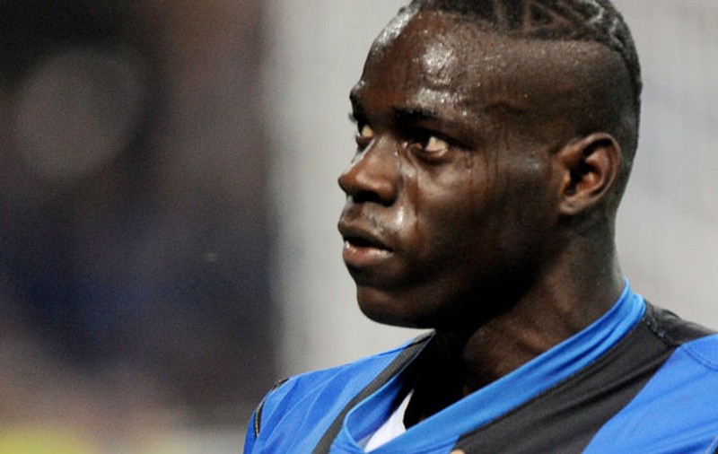 2 modele de 30 de ani se bat pentru interistul de 19 ani, Balotelli