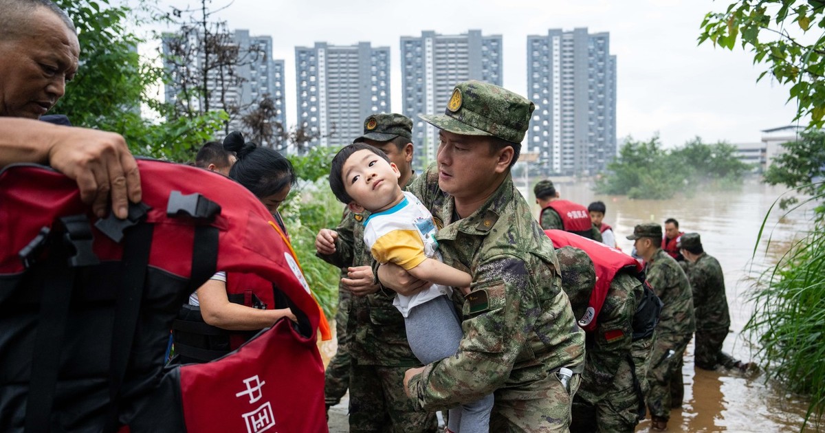 Inundații în China. Salvatorii transferă locuitorii blocați în zonele afectate de inundații în satul Daxi din comitatul Pingjiang din Yueyang, provincia Hunan din China centrală, 1 iulie 2024.