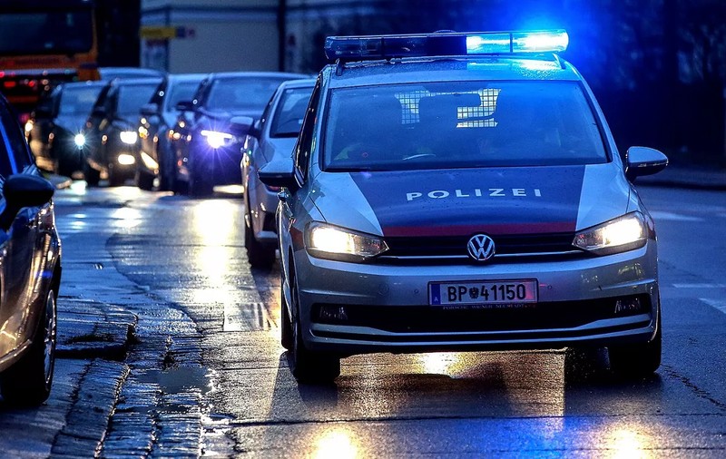 Un român oprea mașini în Linz și întreba șoferii dacă n-au să-i dea droguri. Polițiștii l-au calmat abia după ce l-au atacat cu spray cu piper