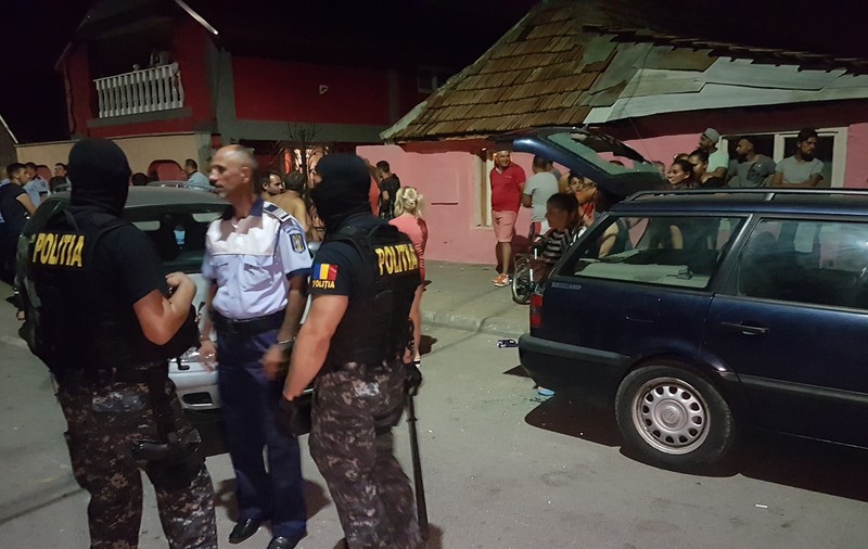 FOTO | Război pe străzile Aradului, între două clanuri de romi | S-au bătut cu furci, coase și topoare!