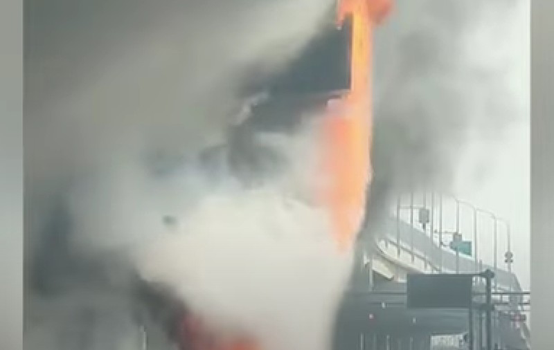 O cascadă de foc se prăbușește de pe un pod în China, după un accident rutier: „Dumnezeule, nu am văzut niciodată!”