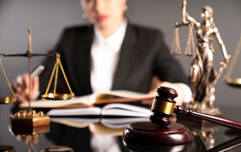 Obiecte care simbolizează actul de justiţie, balanţă, statueta zeiţei Themis şi ciocănelul de judecător