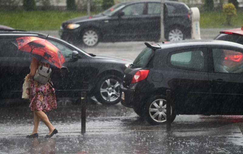 Șoferii din București se ajută să recupereze plăcuțele de înmatriculare pierdute în inundații