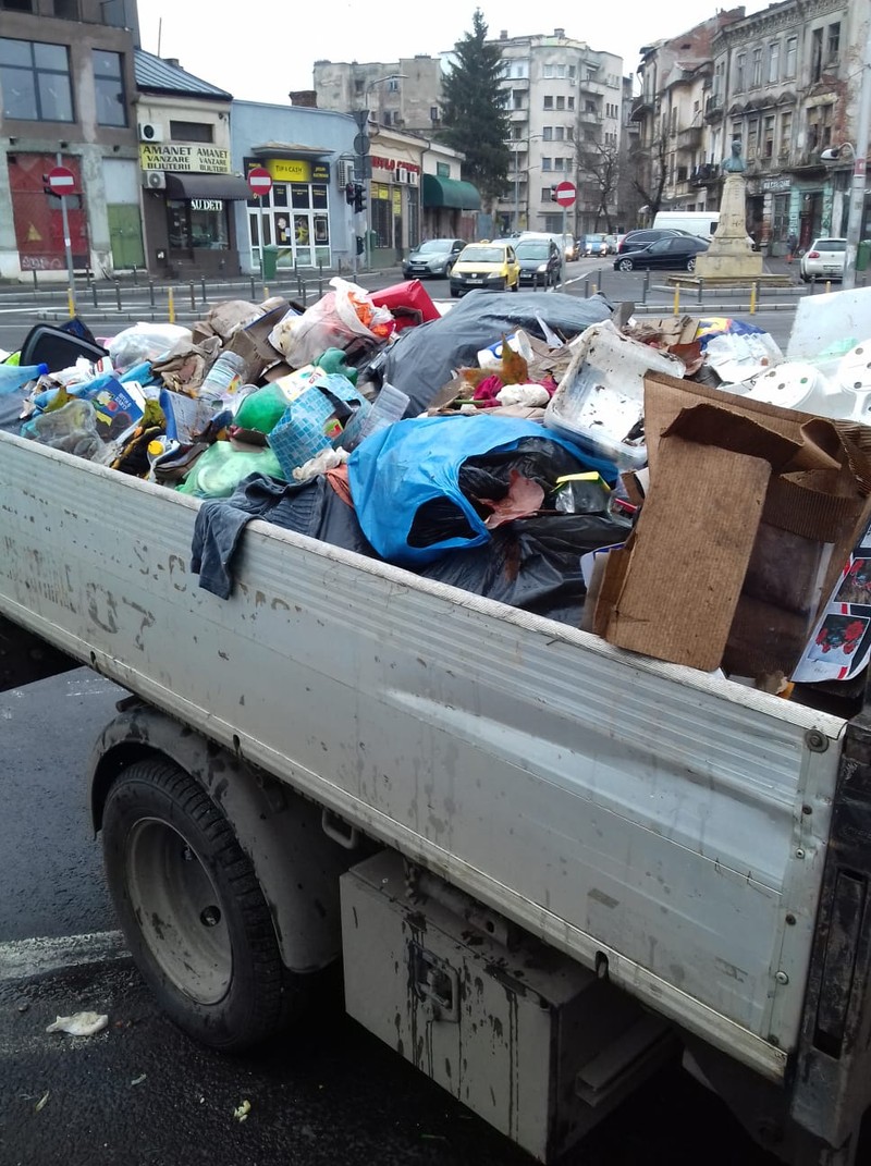 Imagine surprinsă în această dimineață în fața Pieței Matache
