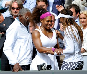 epa03299493 Serena Williams of the US (C) celebrates her victory over Agnieszka Radwanska of Poland with her father Richard Williams (L) and her sister Venus Williams (R) following their women's final match for the Wimbledon Championships at the All England Lawn Tennis Club, in London, Britain, 07 July 2012. EPA/GERRY PENNY EDITORIAL USE ONLY/NO COMMERCIAL SALES