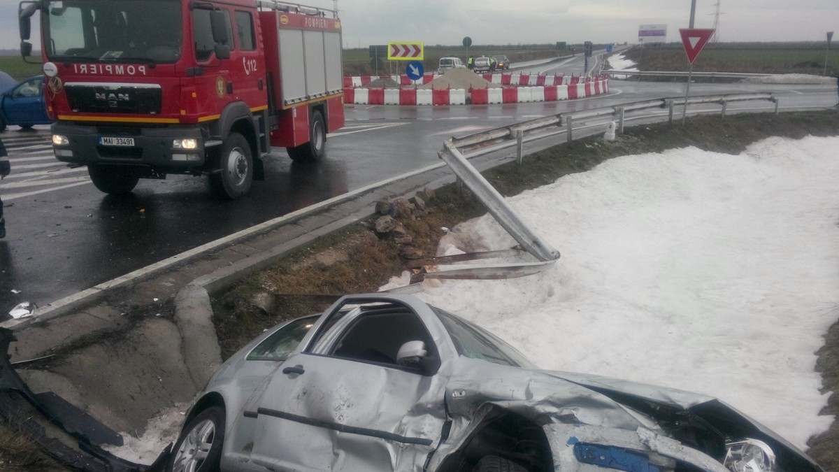 Un șofer de la Prefectura Teleorman a provocat un accident cu patru victime. Doi dintre răniți, corespondenții unei televiziuni naționale