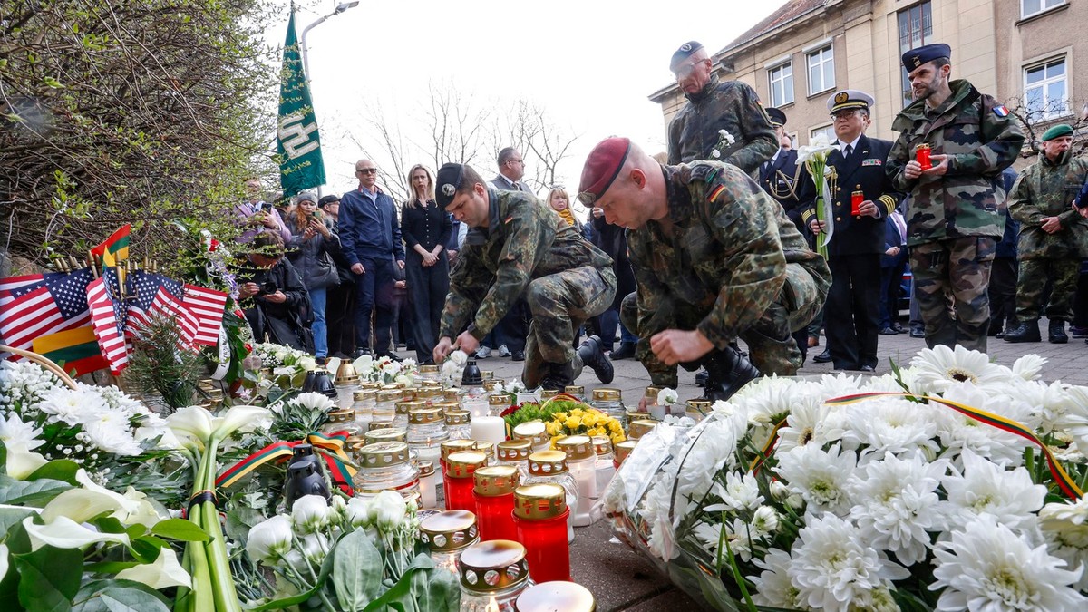 Soldați NATO cu flori și lumânări, la Vilnius, aduc un omagiu celor 4 militari americani morți. FOTO: Profimedia.