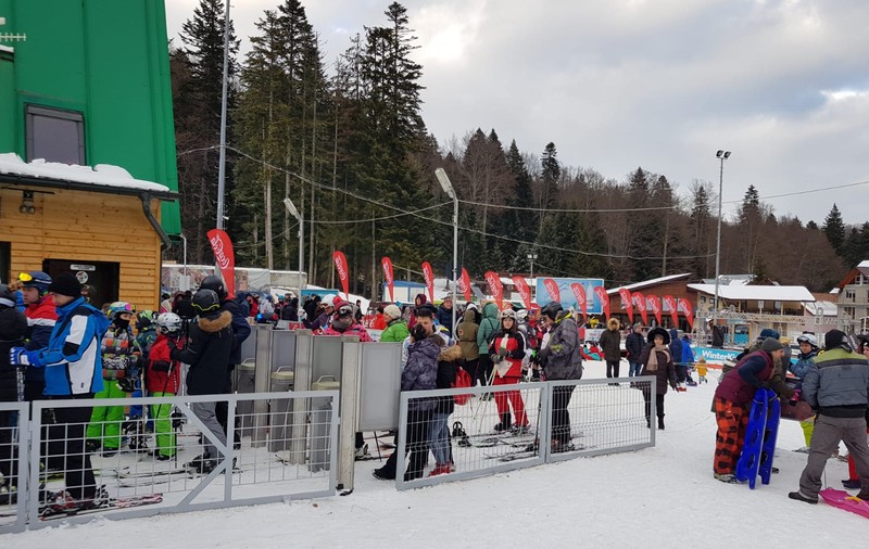 FOTO/ Pârtiile de pe Valea Prahovei au fost arhipline în primele zile ale noului an. La Azuga, încep taberele de schi pentru copii