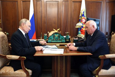 Vladimir Putin și CEO-ul Rostec, Serghei Chemezov, Foto: Profimedia Images