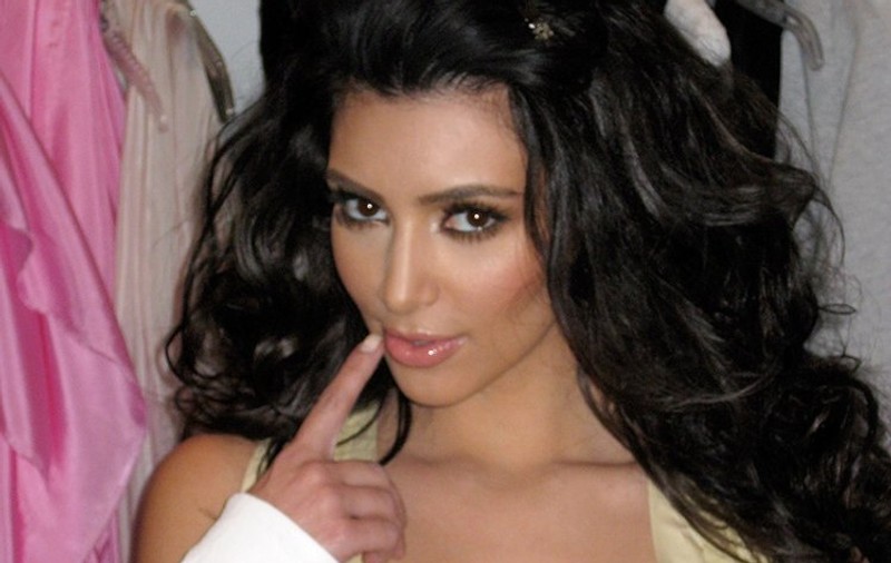 Secretul lui Kim Kardashian! Uite cum face de are mereu sânii fermi la evenimente! | FOTO
