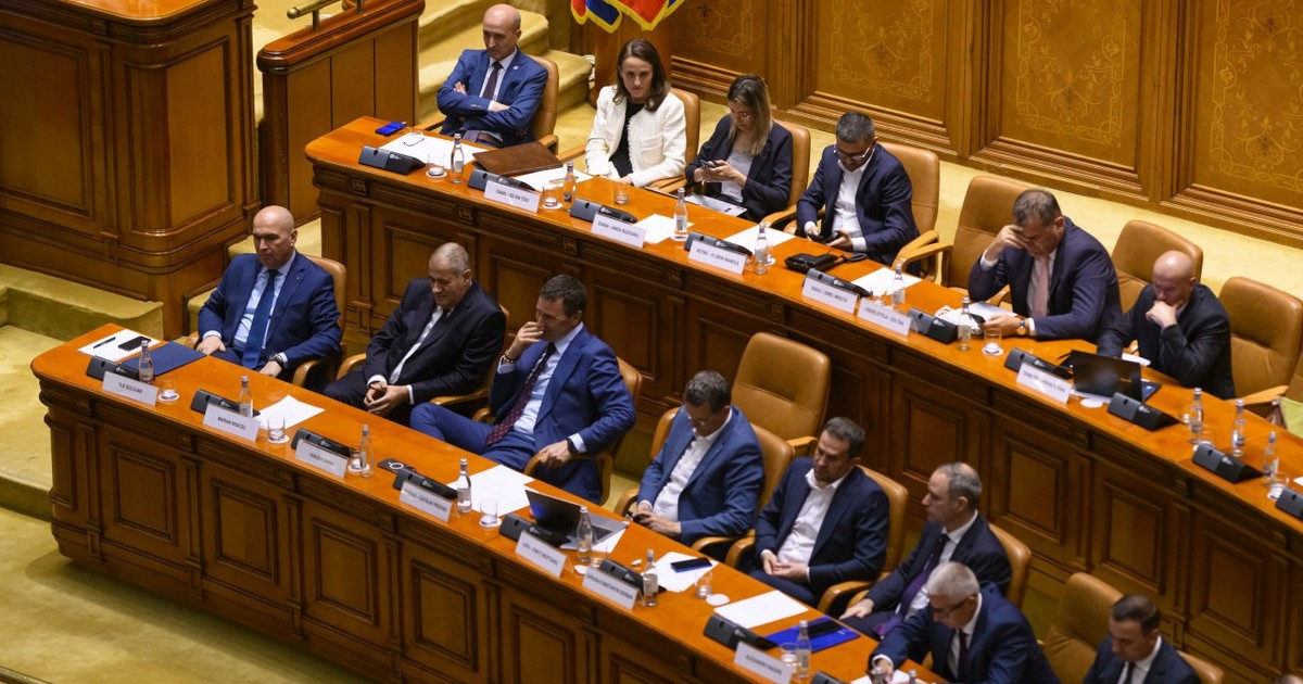 Ministrii Cabinetului Bolojan, la sedinta comuna a Senatului si Camerei Deputatilor din 7 septembrie