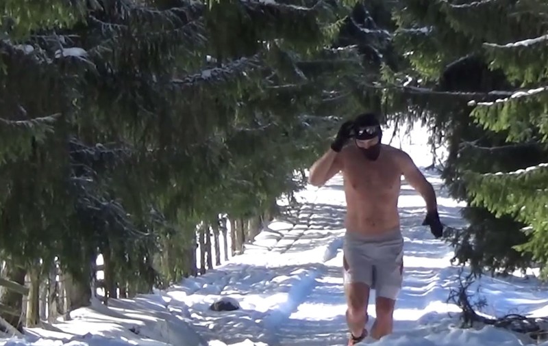 Face baie în lacul înghețat și doarme în fața casei. Așa se antrenează românul care pleacă la cea mai dură cursă desfășurată la Polul Nord | FOTO