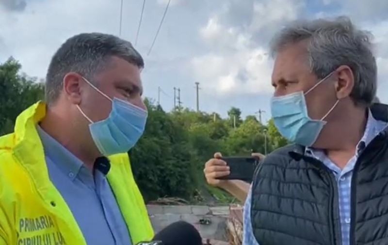 VIDEO | Scandal la inundații, pe Valea Jiului. Ministrul Vela, contre cu un senator PSD și cu fratele acestuia, primarul din Lupeni. „Ați venit să politizați?”