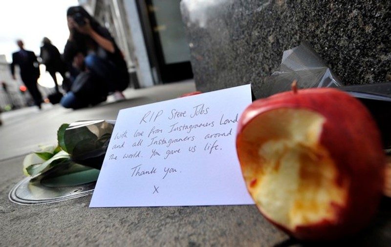 Foto | Steve Jobs, omagiat cu mere muşcate şi flori în întreaga lume