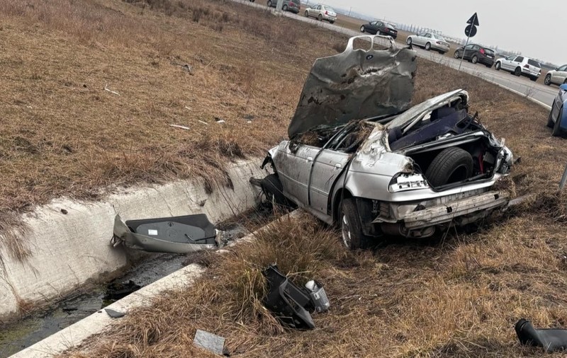 Un șofer din Rădăuți a făcut praf un BMW pe centură și după accident a plecat pe jos în oraș, însă și-a uitat portofelul lângă mașina distrusă