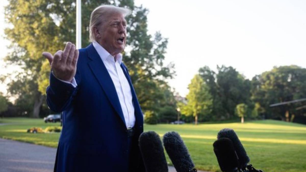 Președintele american Donald Trump în timpul unui discurs la Casa Albă, în timp ce gesticulează și explică ceva în fața jurnaliștilor