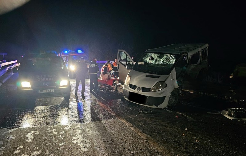 Accident între un microbuz și o mașină cu 7 persoane implicate în județul Sibiu. Autoritățile au activat Planul roșu de intervenție