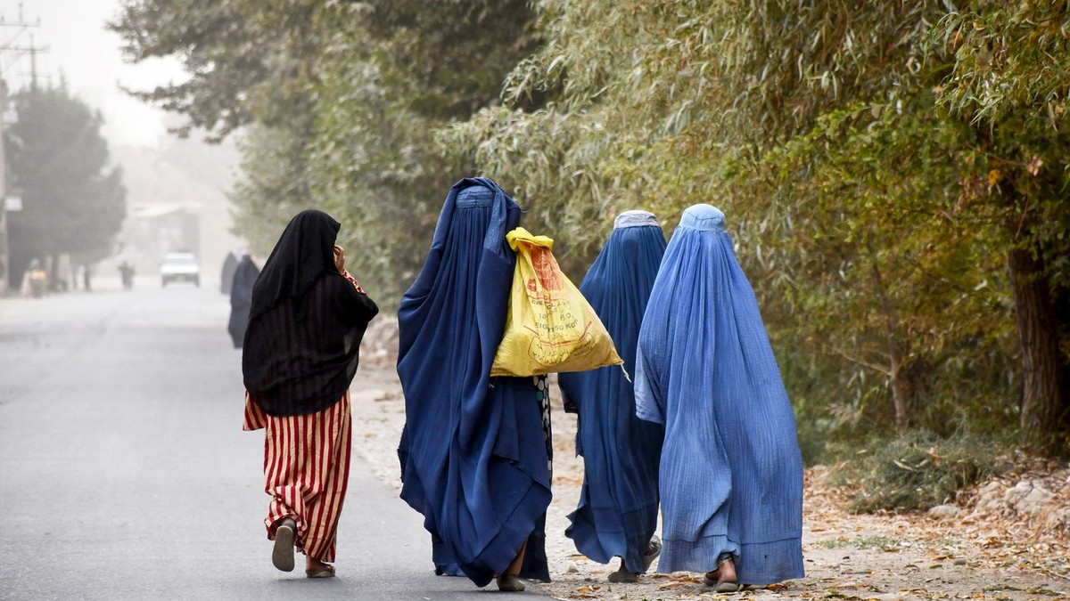 Femei afgane îmbrăcate în burqa.