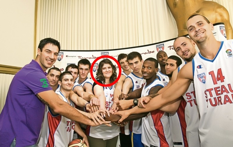 Simona Şerban, cea mai înaltă fată din România, a vizitat echipa de baschet Steaua Turabo