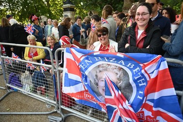 Mii de oameni pe Bulevartul The Mall, care duce spre Palatul Buckingham, Sursa: EPA-EFE/NEIL HALL