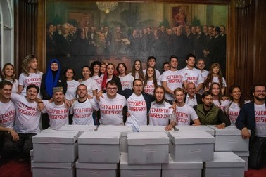Studenții sârbi au depus semnăturile la alegerile parlamentare programate pe 25 octombrie Sursa foto: Profimedia