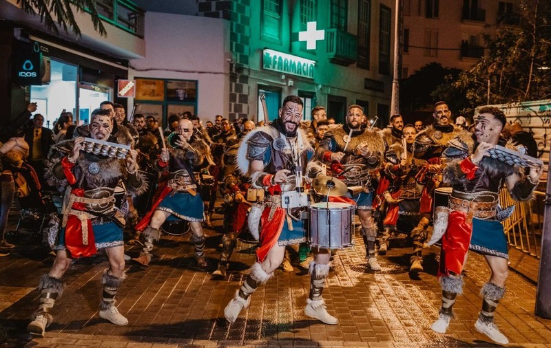 Recomandare de weekend: Festivalul de Teatru de Stradă din București. Râul Dâmbovița, scenă pentru „două spectacole nocturne pe apă”