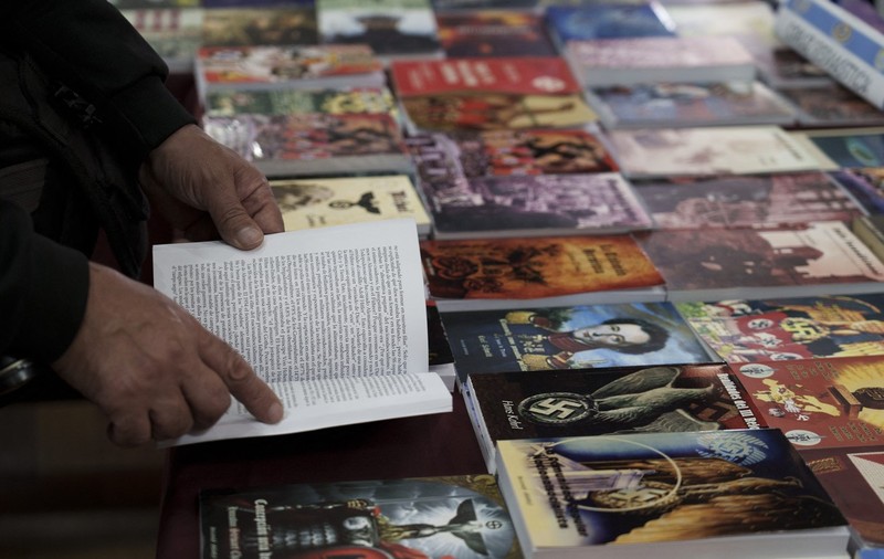 Peste 200 de publicații cu caracter nazist au fost confiscate în Argentina. „Suntem stupefiaţi de cantitatea de material”
