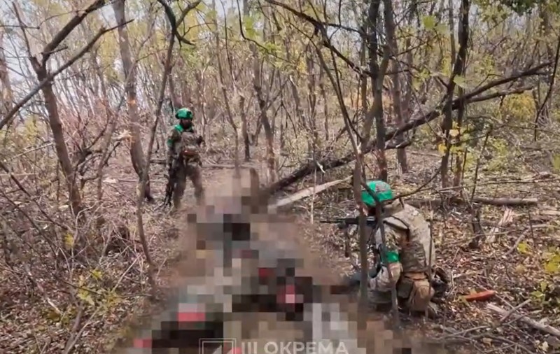 „E rus, dar mi-e milă de el!” Soldații ucraineni s-au filmat în timp ce cucereau tranșeele armatei ruse, ascunse într-o pădure | VIDEO