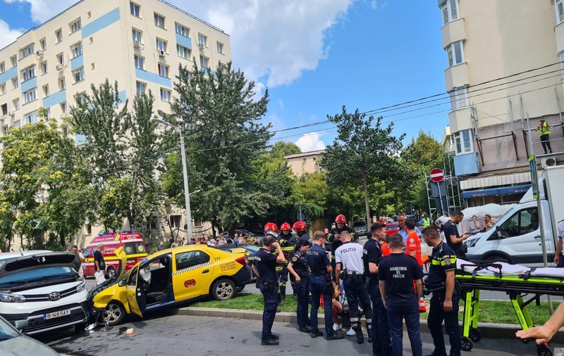 Un bărbat beat şi fără permis a furat o maşină şi a făcut 4 accidente, în București. Individul, internat la Spitalul de Psihiatrie „Obregia”
