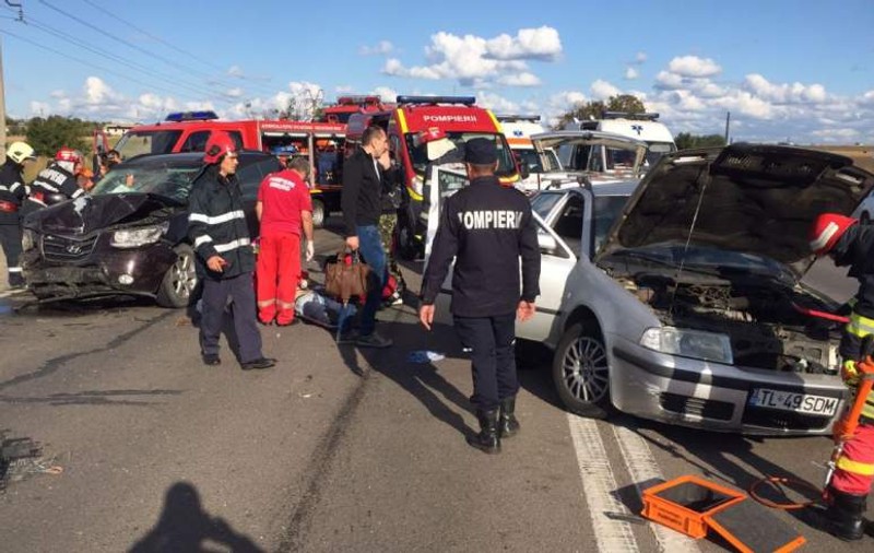 Impact violent la ieşirea din Constanţa. Un bărbat se zbate între viaţă şi moarte, iar o femeie este rănită grav