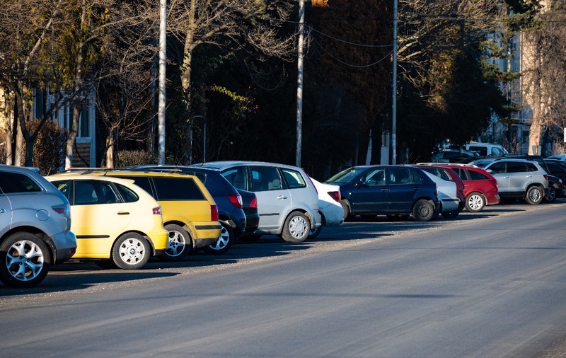 Probleme cu parcările rezidențiale din Craiova: „Cine nu are bani nu are unde să își lase mașina?”