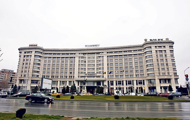 Parlamentarii, "obligaţi" să stea la hotel