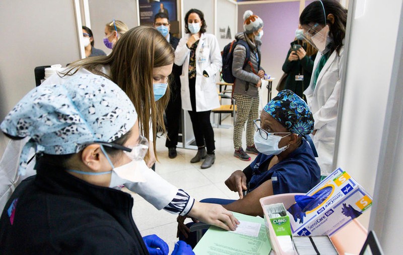 Rețea de sănătate din New York, cercetată penal pentru că a ales să vaccineze anti-COVID publicul larg, și nu angajații din sistemul sanitar