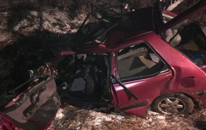 UPDATE/ Trei tineri care se întorceau de la o petrecere au murit pe o șosea din Mureș. Mașina lor a intrat într-un TIR