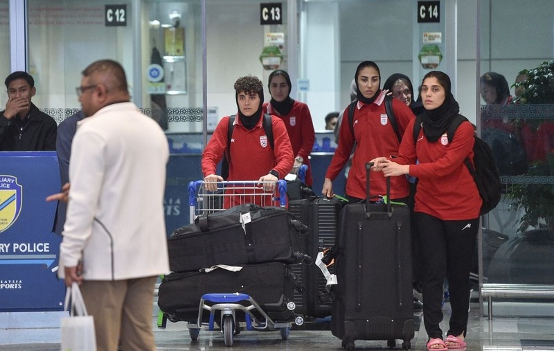 Trei jucătoare de fotbal iraniene s-au răzgândit și se întorc în țara lor, în ciuda azilului acordat de Australia. Ce spune Iranul
