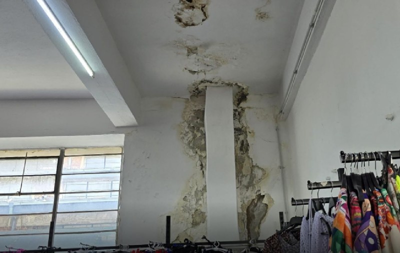 La Halele Centrale din Ploiești plouă prin tavan și cade tencuiala: „Monument istoric care se degradează” | VIDEO