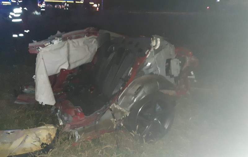Mașină ruptă în două de un camion plin cu cartofi, în Prahova. Un tânăr de 25 de ani a murit pe loc