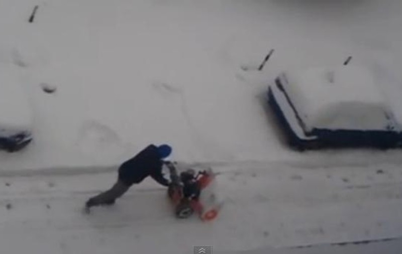 Când Dorel pune mâna pe o mașină de curățat zăpada... Credeți că s-ar fi descurcat mai bine cu o lopată?