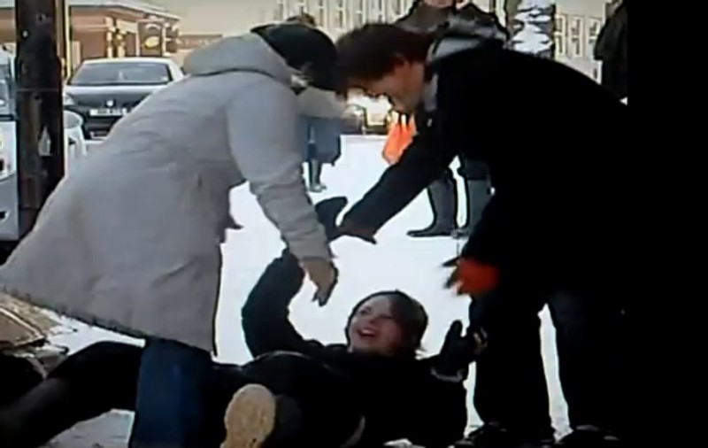Uite cum cad oamenii pe gheaţă, de zici că sunt popice! | VIDEO